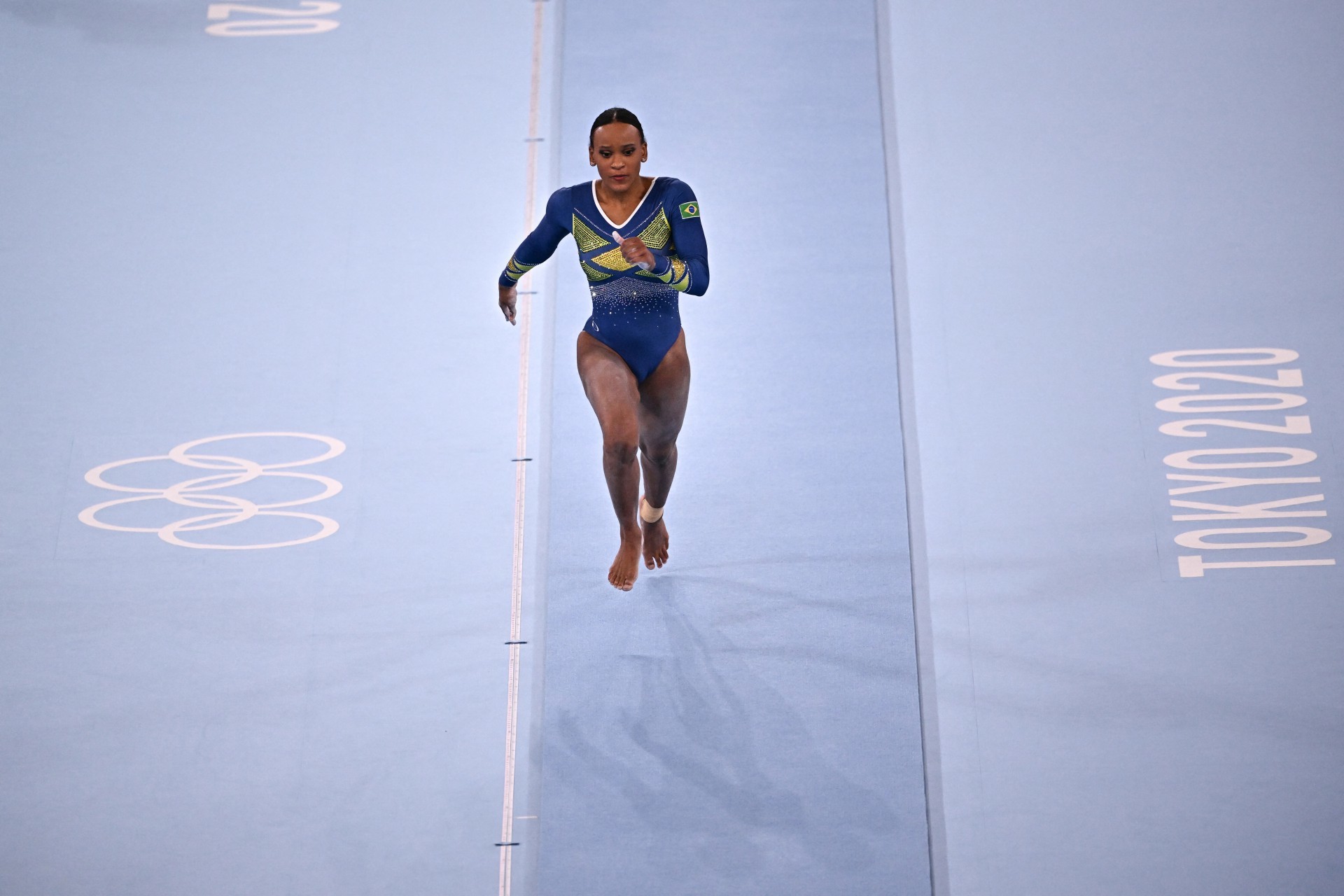 A brasileira Rebeca Andrade compete no evento de salto durante os Jogos Olímpicos de Tóquio 2020, no Ariake Gymnastics Center, em Tóquio, em 29 de julho de 2021. (Foto: Lionel BONAVENTURE / AFP)