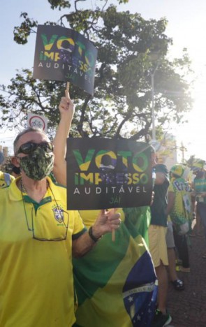Manifestantes pelo voto impresso se reuniram no entorno da Praça Portugal, na tarde deste domingo, 1º/8, em Fortaleza(foto: THAIS MESQUITA)