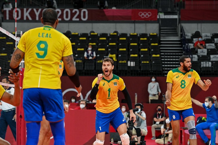 O Brasil terá o Japão pela frente nas quartas de final do vôlei masculino nas Olimpíadas de Tóquio (ANGELA WEISS / AFP)