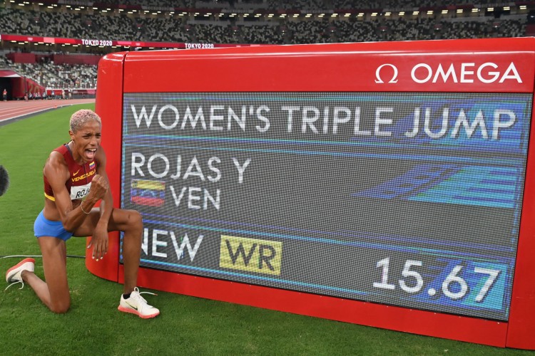A venezuelana Yulimar Rojas venceu o ouro nas Olimpíadas de Tóquio e bateu o recorde mundial no salto triplo (Andrej ISAKOVIC / AFP)