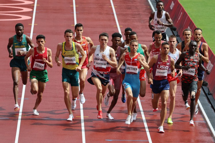 O brasileiro Thiago André (primeiro à esquerda) não avançou às semifinais dos 1500 metros rasos e está eliminado da prova nas Olimpíadas de Tóquio (Giuseppe CACACE / AFP)