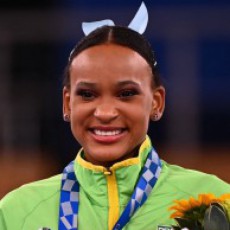 Ouro conquistado pela ginasta Rebeca Andrade ajudou o Brasil a subir na classificação do quadro de medalhas,
