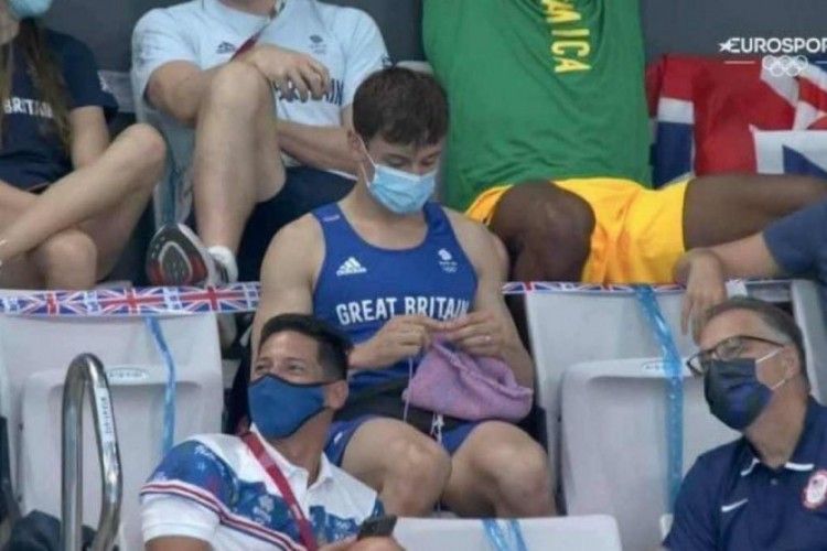Britânico Tom Daley virou assunto nas redes sociais após ser flagrado tricotando nas arquibancadas de Tóquio-2020