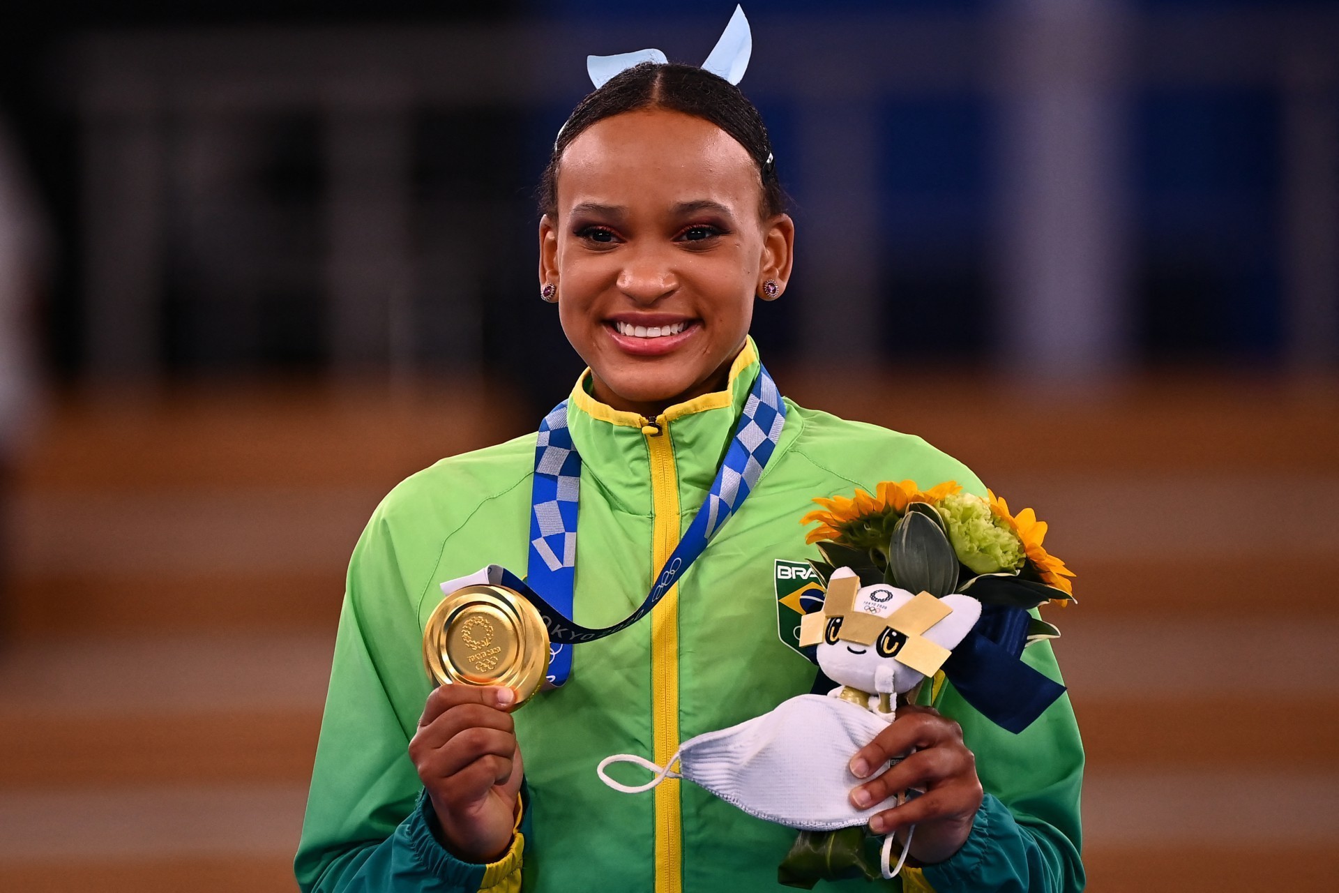 Ouro conquistado pela ginasta Rebeca Andrade ajudou o Brasil a subir na classificação do quadro de medalhas, (Foto: Loic VENANCE / AFP)