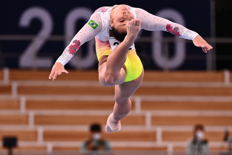 A brasileira superou uma lesão nas classificatórias e competiu na final da trave na Olimpíada