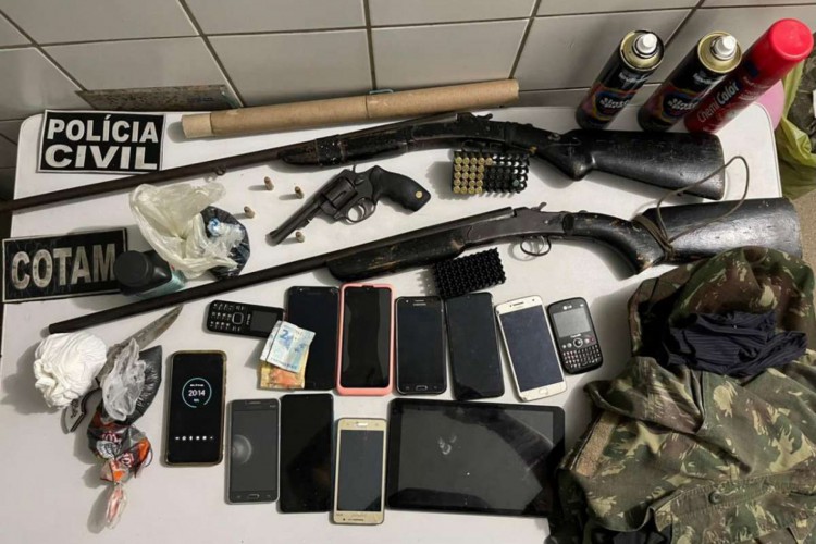 Parte do material apreendido com os suspeitos de participação na chacina do Boqueirão das Araras