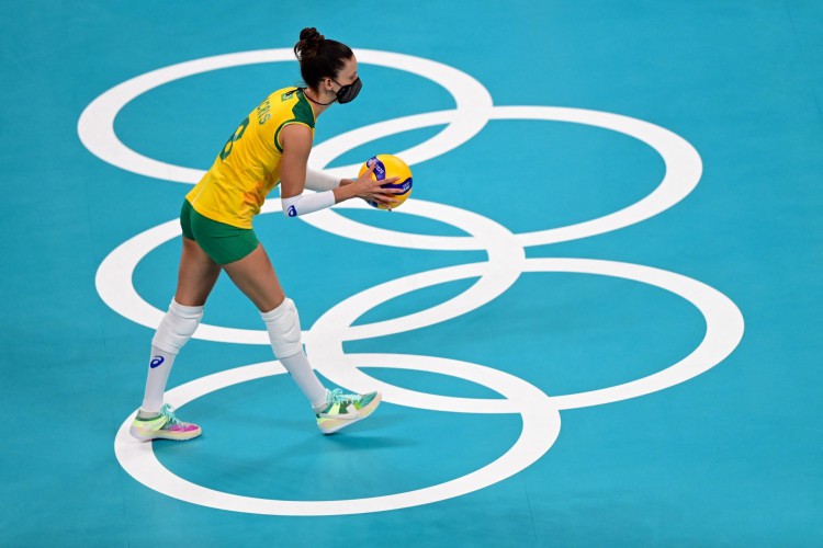A levantador brasileiro Macris, da seleção feminina de vôlei, se recuperou de lesão e atuou no mata-mata das Olimpíadas de Tóquio (PEDRO PARDO / AFP)