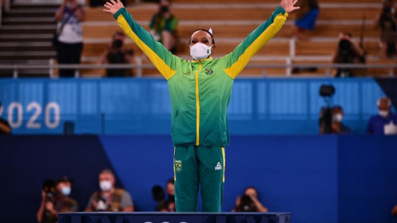 Rebeca Andrade é a maior campeã brasileira em Tóquio, somando duas medalhas: uma de ouro e outra de prata(foto: Loic VENANCE / AFP)