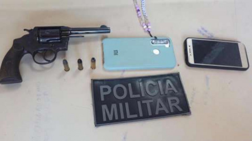 Suspeito de assalto a ônibus apontou revólver calibre 38 na direção dos policiais, e houve troca de tiros; ele ficou ferido e foi socorrido(foto: Reprodução/Secretaria da Segurança Pública e Defesa Social)