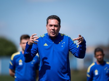 Técnico Vanderlei Luxemburgo em treino do Cruzeiro na Toca da Raposa 2 