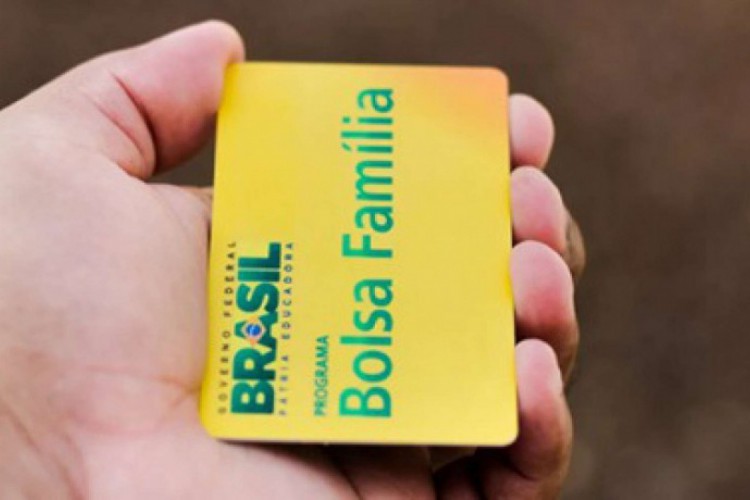 Bolsa Família teve fim em outubro e Auxílio Brasil começa próximo dia 17