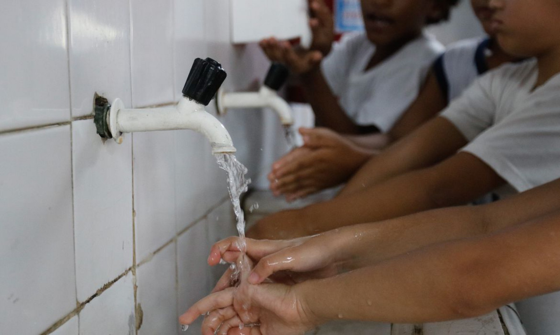 ￼HIGIENE das mãos é uma das medidas para prevenir a Covid-19 e a Influenza (Foto: Fernando Frazão/Agência Brasil)