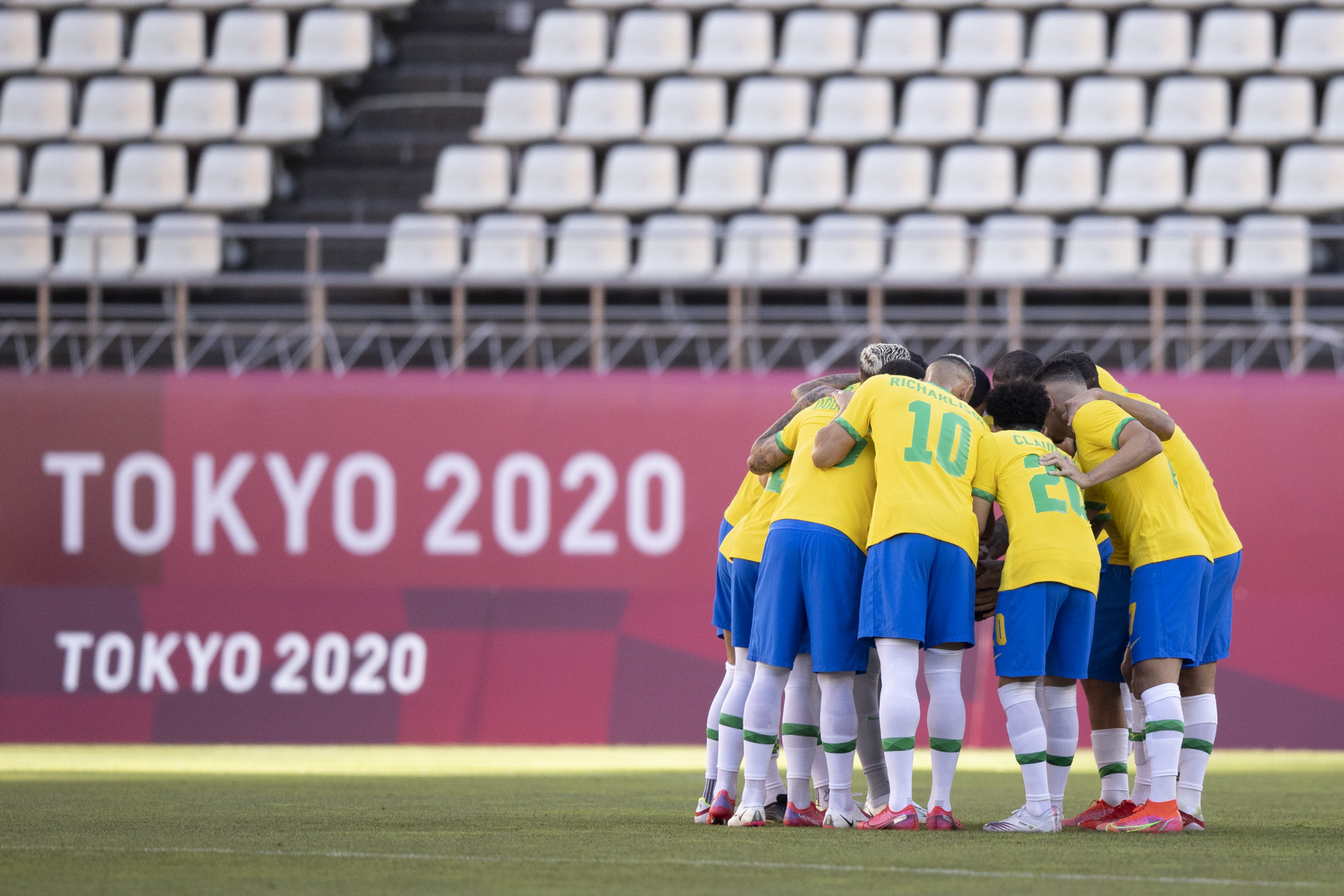 Brasil bate Espanha e conquista bicampeonato olímpico no futebol masculino