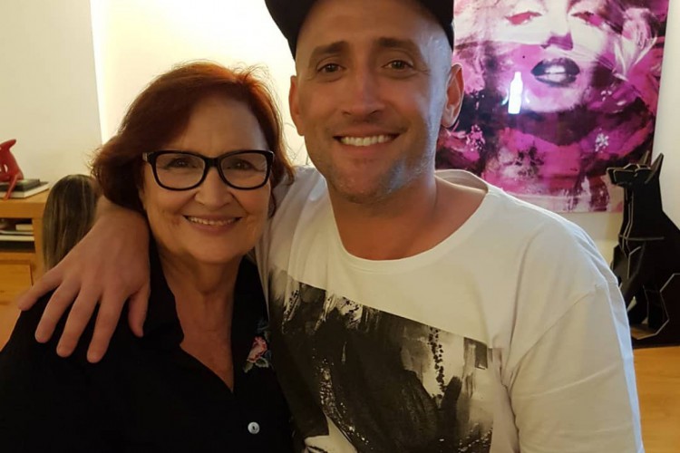 D&eacute;a L&uacute;cia com o filho, Paulo Gustavo. Humorista faleceu por complica&ccedil;&otilde;es da Covid-19 em maio deste ano. Ele tinha 42 anos 