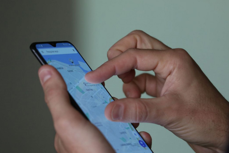 Smartphone, celular,  em uso.