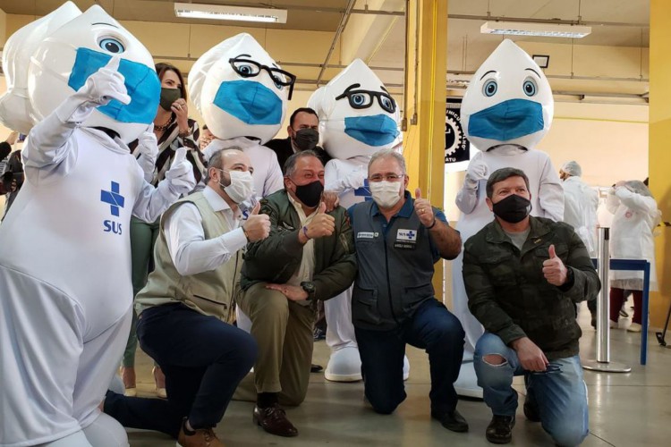 A vacinação em massa  Botucatu. 