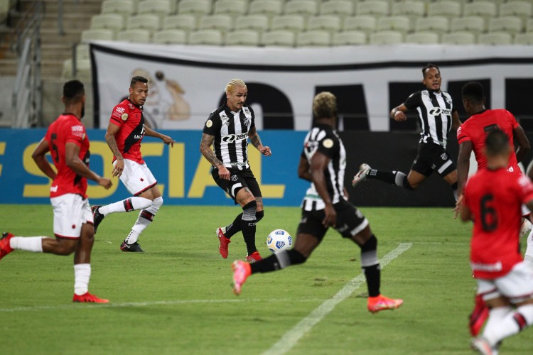 FORTALEZA,CE, BRASIL, 08.08.2021: Vina, jogador do Ceará em disputa de bola no Jogo pelo brasileirão, Ceará vs Atlético Goianiense, Arena Castelão.   (Fotos: Fabio Lima/O POVO)