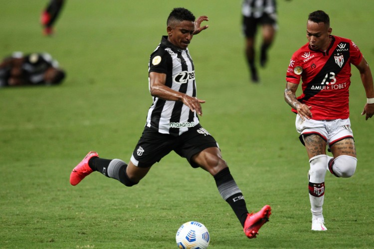 Buiú realizou uma cirurgia no joelho direito e deve desfalcar o Ceará no restante da temporada