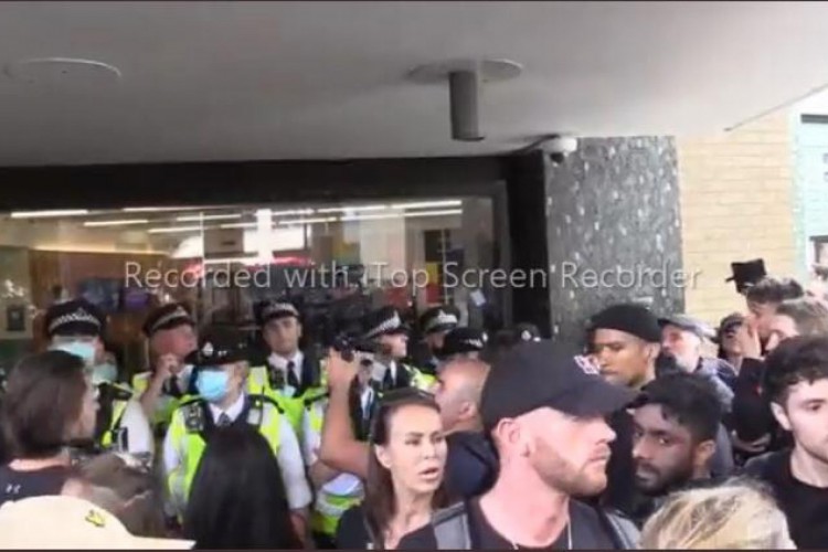 Manifestantes contra a vacina da Covid-19 tentam invadir estúdio de televisão em Londres; veja vídeo