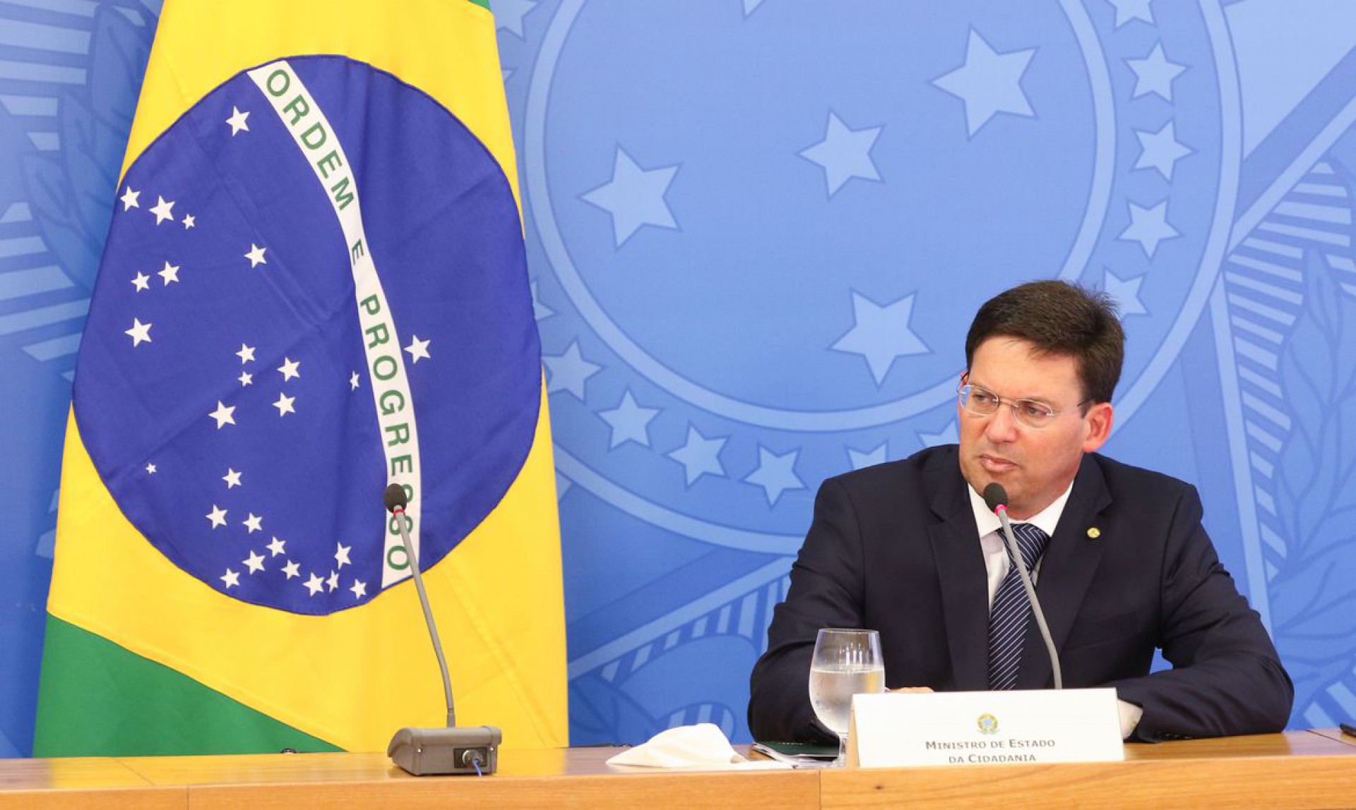 ￼Em meio a um dia de caos no mercado financeiro, o ministro da Cidadania, João Roma, cancelou o lançamento do Auxílio Brasil (Foto: Fabio Rodrigues Pozzebom/Agência Brasil)