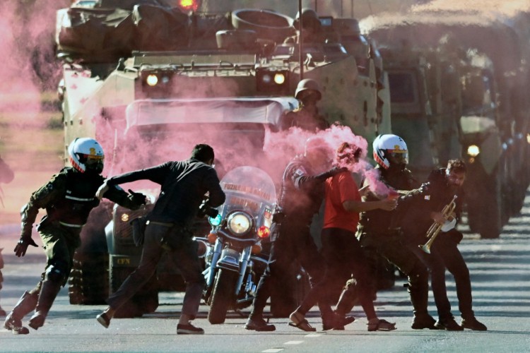Militares prendem manifestantes que tentam bloquear desfile de veículos militares em frente ao Palácio do Planalto, em Brasília, em 10 de agosto de 2021