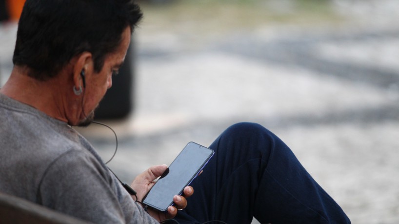 Pessoas utilizam rede gratuita de wi-fi na praça do Ferreira. Ceará terá internet de graça em espaços públicos de todos os municípios (foto: FABIO LIMA)