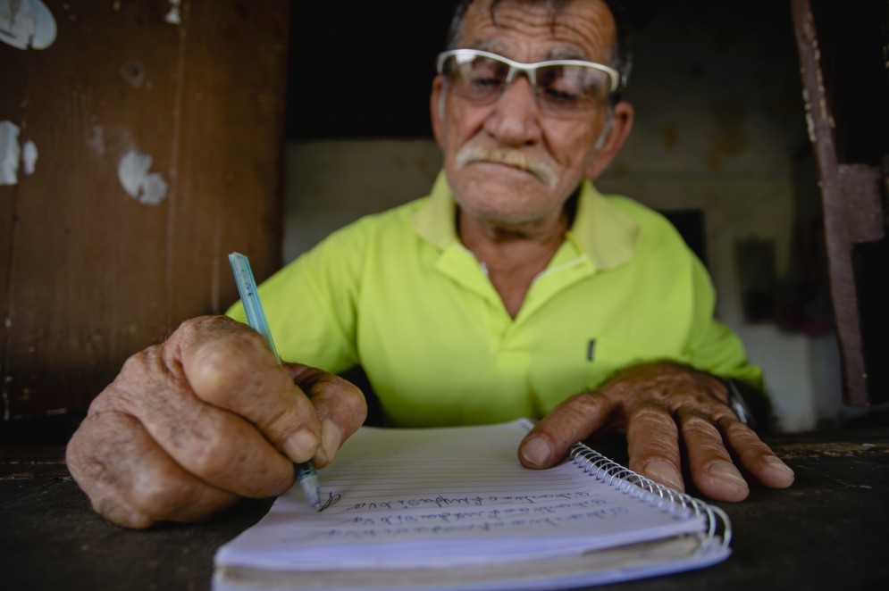 Sebastião Félix da Silva, 64 anos, aposentado. Assentamento Jacurutu, Canindé. Pessoas alfabetizadas com o método Paulo Freire(Foto: Aurelio Alves)