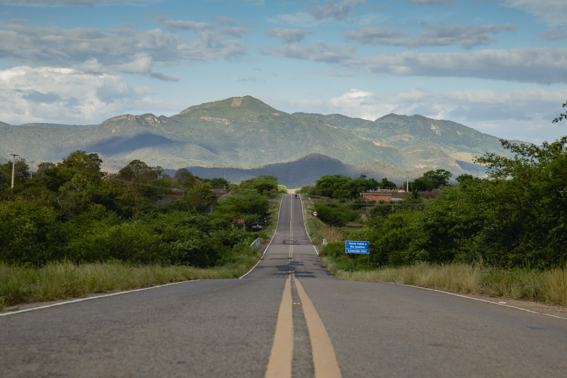 Estrada que dá acesso a Canindé, onde O POVO visitou assentamentos onde método Paulo Freire é aplicado(Foto: Aurelio Alves)