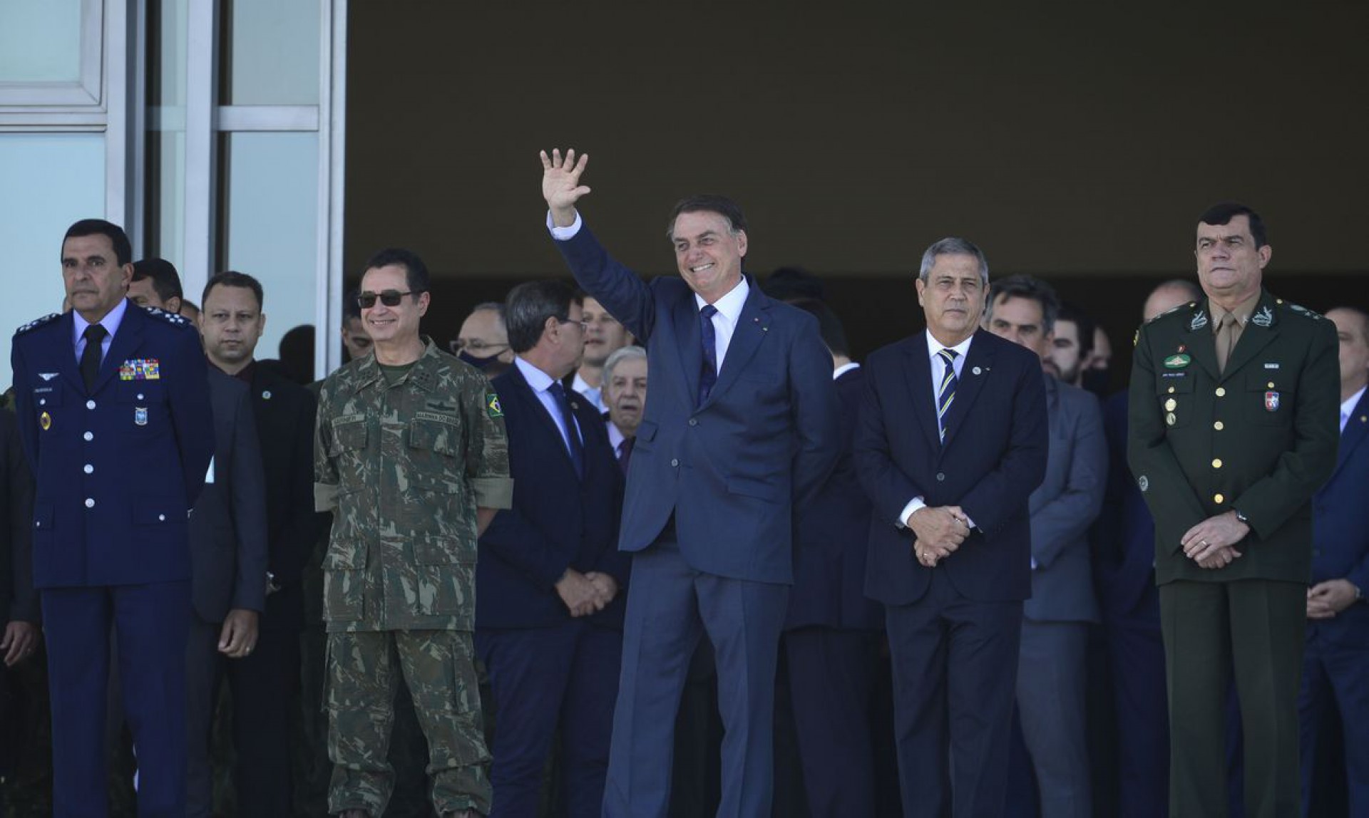 Em agosto de 2021, presidente Jair Bolsonaro e os comandantes das Forças Armadas saúdam comboio com veículos blindados e armamentos que passa pela Esplanada dos Ministérios (Foto: Marcelo Camargo/Agência Brasil)