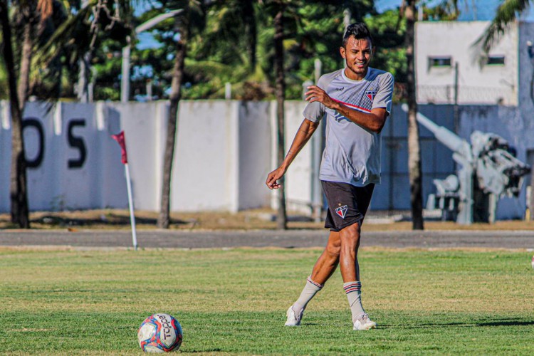 Volante Sousa Tibiri realizando treino no estádio Elzir Cabral, em Fortaleza