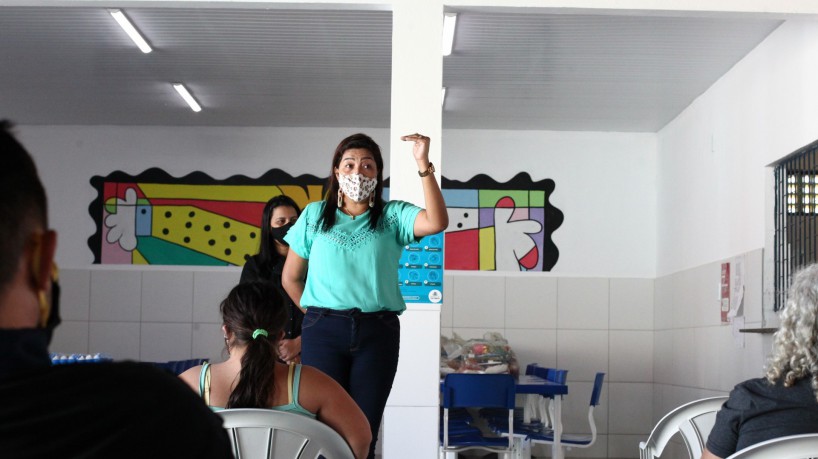 Antes do retorno presencial, escolas receberam famílias para explicar protocolos. Na foto, reunião na escola municipal Edilson Brasil Soares