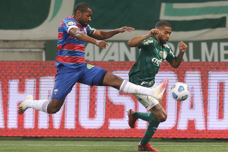Lateral-direito Tinga e atacante Wesley disputam bola no jogo Palmeiras x Fortaleza, no Allianz Parque, pelo Campeonato Brasileiro Série A