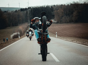 Imagem de apoio ilustrativo. Prática de empinar moto conhecida como "grau", é considerada infração gravíssima pelo Código de Trânsito Brasileiro (CTB) 