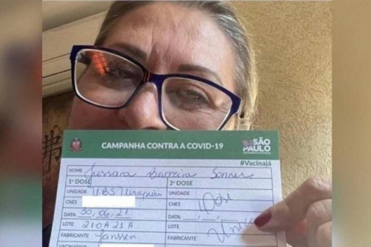 A veterinária Jussara Barreira Sonner divulgou a foto do seu cartão de vacinação comprovando ter tomado uma dose extra de vacina. A justiça exige que ela apresente o documento em até 48 horas. 
