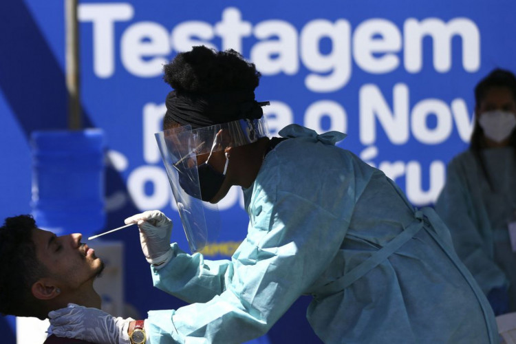 Teste do Plano Nacional de Testagem para a Covid-19, na Feira dos Importados, em Brasília.