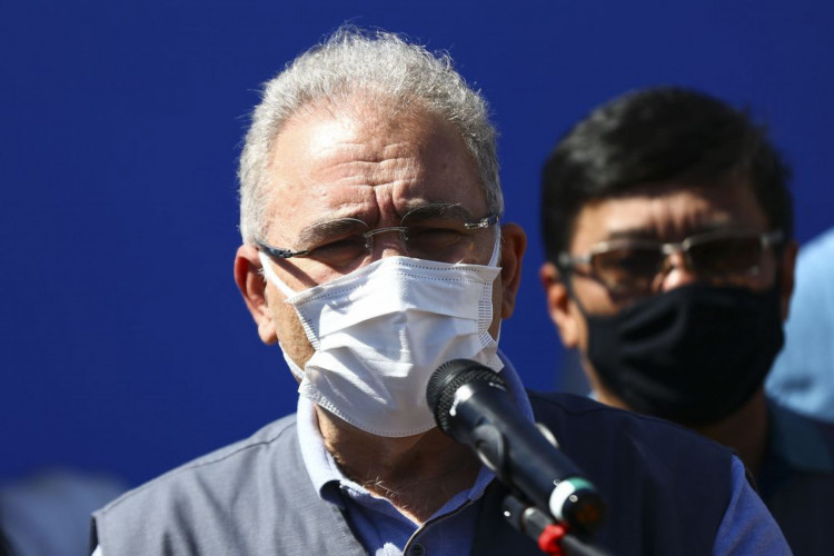 O ministro da Saúde, Marcelo Queiroga, participa do teste do Plano Nacional de Testagem para a Covid-19, na Feira dos Importados, em Brasília.