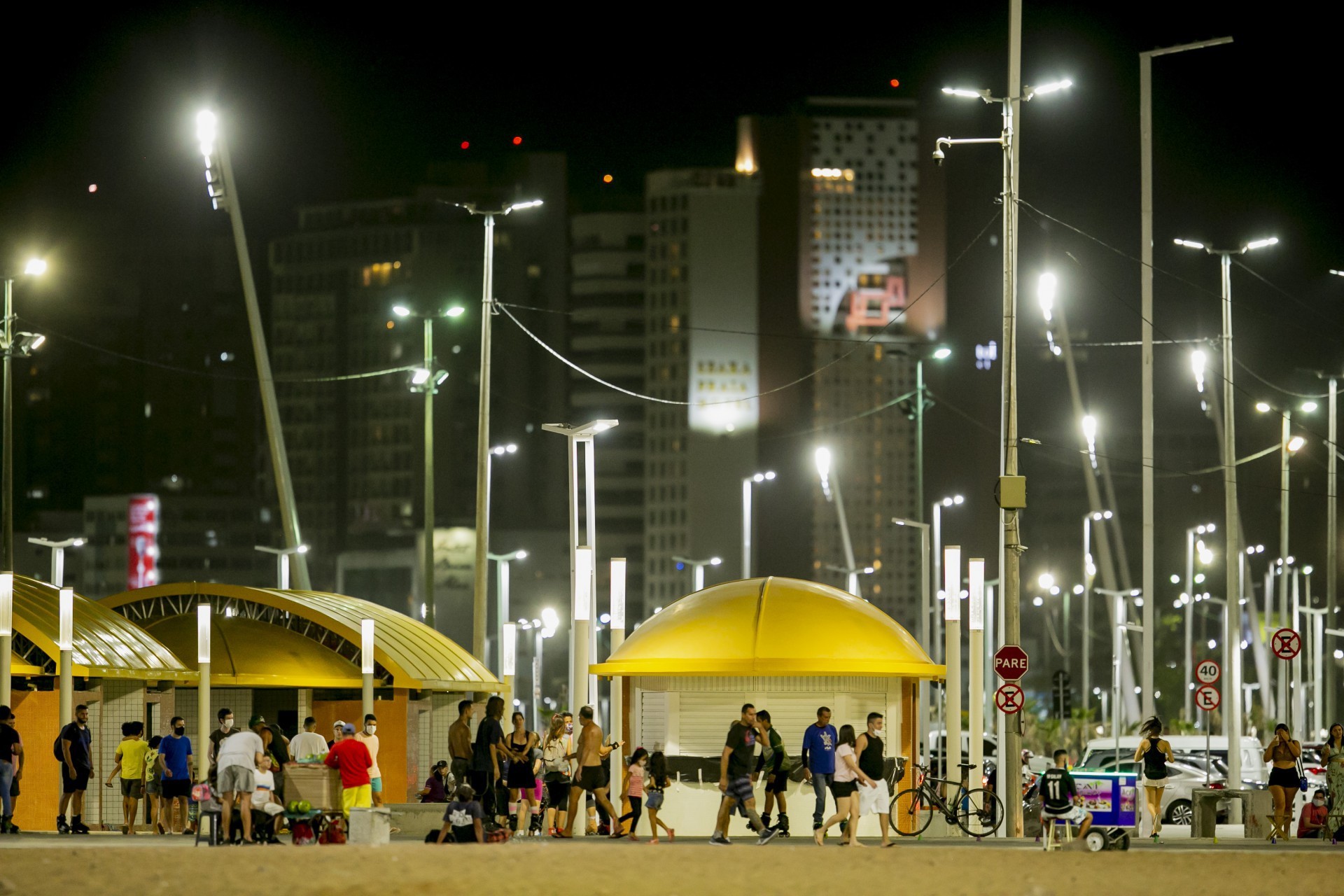 FORTALEZA, CE, BRASIL, 14-08.2021: Iluminacao na Avenida Beira Mar. Renovação do tipo de lâmpada de iluminação pública. BID esta lancando um progama para incentivar osmunicipios brasileiros a reduzir os custos com energia eletrica com a instalacao de placas solare, renovacao do tipo de lampada de iluminacao publica. em epoca de COVID-19. (Foto:Aurelio Alves/ Jornal O POVO) (Foto: Aurelio Alves)