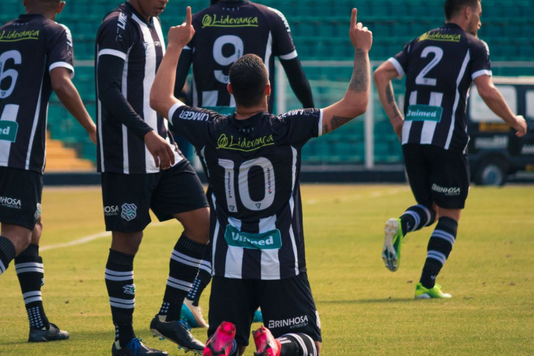 Figueirense derrota Paraná e se afasta do Z4 na Série C