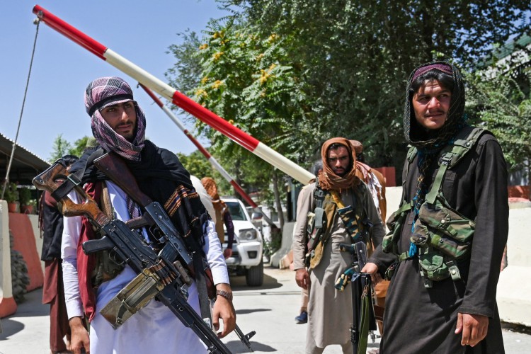 Tropas do Talibã tomaram o controle da capital do Afeganistão, Cabul, neste domingo, 15