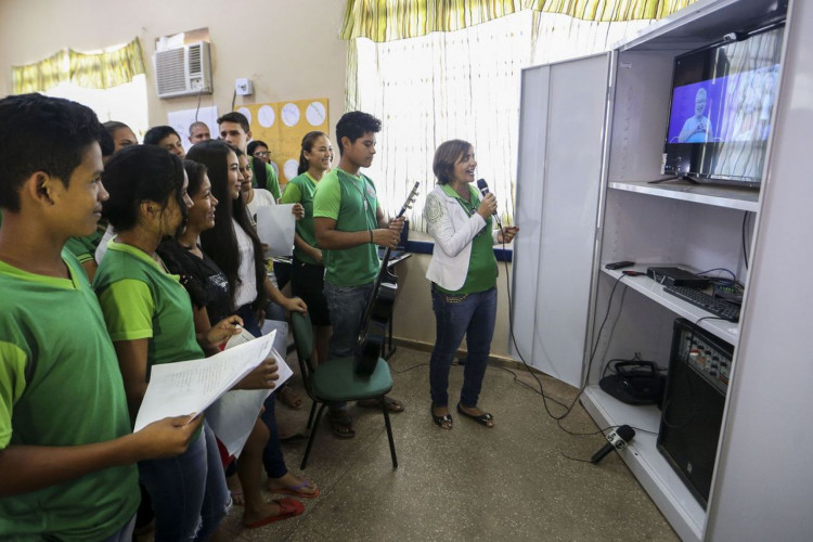 Alunos da escola estadual Raymundo Sá, no município de Autazes, interagem virtualmente com professores e alunos durante aula a distância produzida no Centro Nacional de Mídias de Educação.