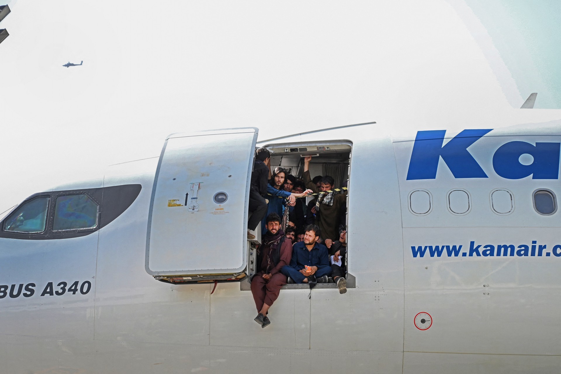 AFEGÃOS se amontoaram em aviões tentando escapar. Alguns caíram para a morte após a decolagem (Foto: WAKIL KOHSAR / AFP)