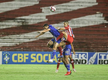 Jogadores disputam bola no jogo Náutico x Cruzeiro, nos Aflitos, em Recife, pela Série B 
