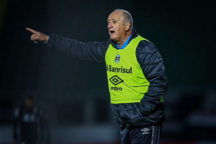 Técnico Luiz Felipe Scolari, o Felipão, à beira do campo no jogo Bragantino x Grêmio, no Nabi Abi Chedid, pela Série A