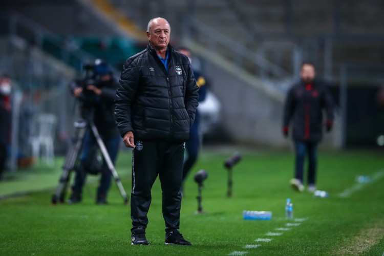 Técnico Luiz Felipe Scolari, o Felipão, à beira do campo no jogo Grêmio x Vitória, na Arena do Grêmio, pela Copa do Brasil 