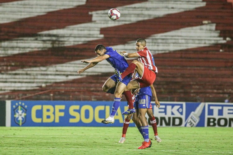 Jogadores disputam bola no jogo Náutico x Cruzeiro, nos Aflitos, em Recife, pela Série B