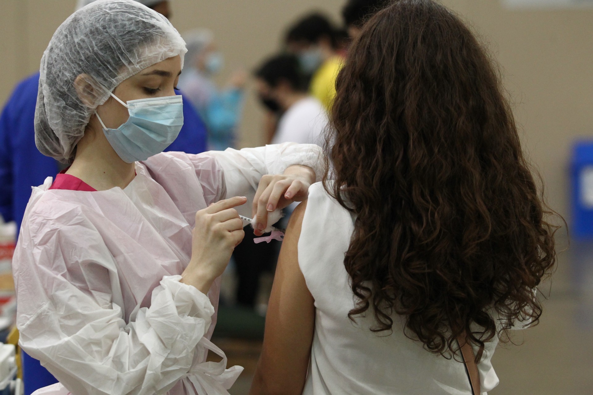 FORTALEZA,CE, BRASIL, 17.08.2021: Pessoas recebem vacina contra Covid. Vacinação contra Covid no Centro de Eventos do Ceará.   (Fotos: Fabio Lima/O POVO) (Foto: FABIO LIMA)
