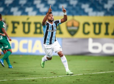 Atacante Miguel Borja comemora gol no jogo Cuiabá x Grêmio, na Arena Pantanal, pela Série A 