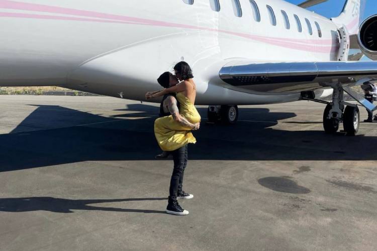 Travis Barker estava há 13 anos sem viajar de avião por causa de trauma após acidente aéreo