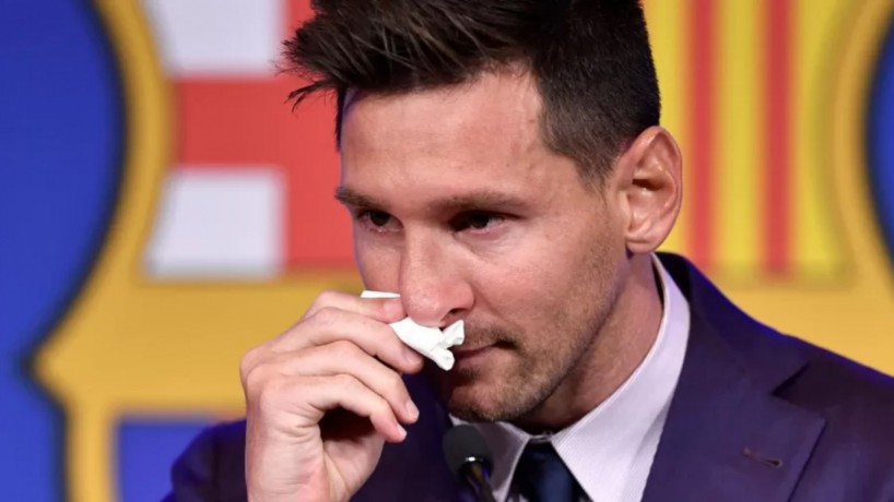 Lenço utilizado para secar as lágrimas de Messi é ofertado por R$ 5,2 milhões em site de vendas (foto: Pau Barrena/AFP)