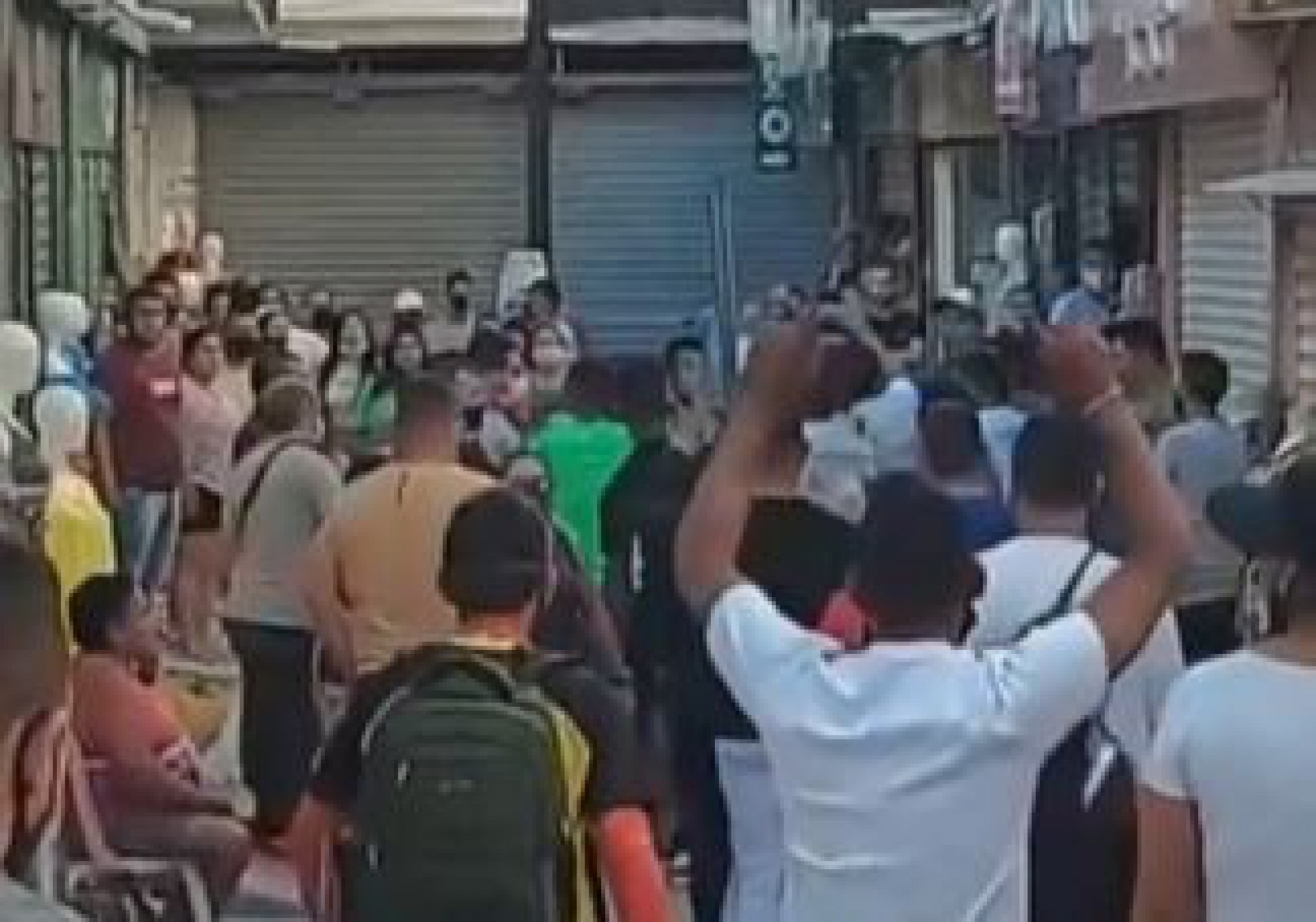 Vídeo mostra uma confusão formada após o confronto entre agentes da GMF e feirantes da José Avelino, já no começo da manhã desta quinta, 18